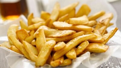 Acabei de descobrir o ingrediente secreto da minha avó — e nunca mais vou fritar nada da mesma forma.