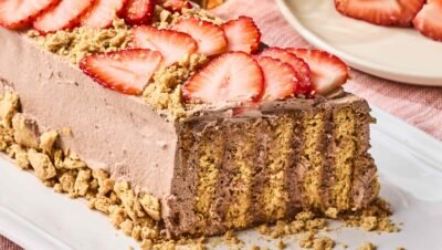 The translation of "Magic Fridge Cake" to natural Brazilian Portuguese would be "Bolo Mágico de Geladeira".