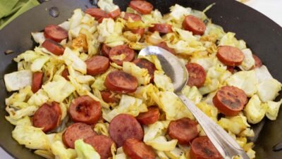 The translation of "Sausage and Cabbage Skillet" to natural Brazilian Portuguese would be "Frigideira de Linguiça e Repolho".