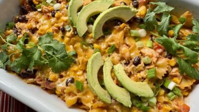 The translated recipe title in natural Brazilian Portuguese would be: "Gratinado de Massa com Frango à Tex-Mex."