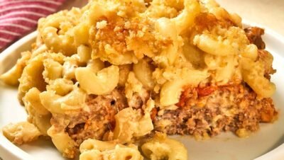 Certainly! The title "Mac and Cheese Meatloaf" can be translated to natural Brazilian Portuguese as "Meatloaf de Macarrão com Queijo."