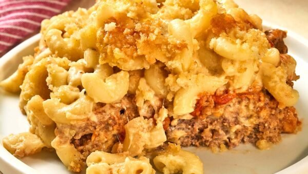 Certainly! The title "Mac and Cheese Meatloaf" can be translated to natural Brazilian Portuguese as "Meatloaf de Macarrão com Queijo."