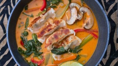 Sopa de Bolinho ao Vapor com Curry de Coco Tailandês