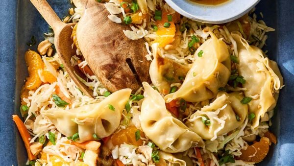 Salada de Bolinhos com Mandarinas e Vinagrete de Gergelim e Soja