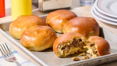 The recipe title "Bierocks" can be translated to Brazilian Portuguese as "Bierocks" as well, since it is a specific dish that may not have a direct translation. However, you can also describe it as "Pastel de carne e repolho," which means "meat and cabbage pastry," if you want to provide a description.